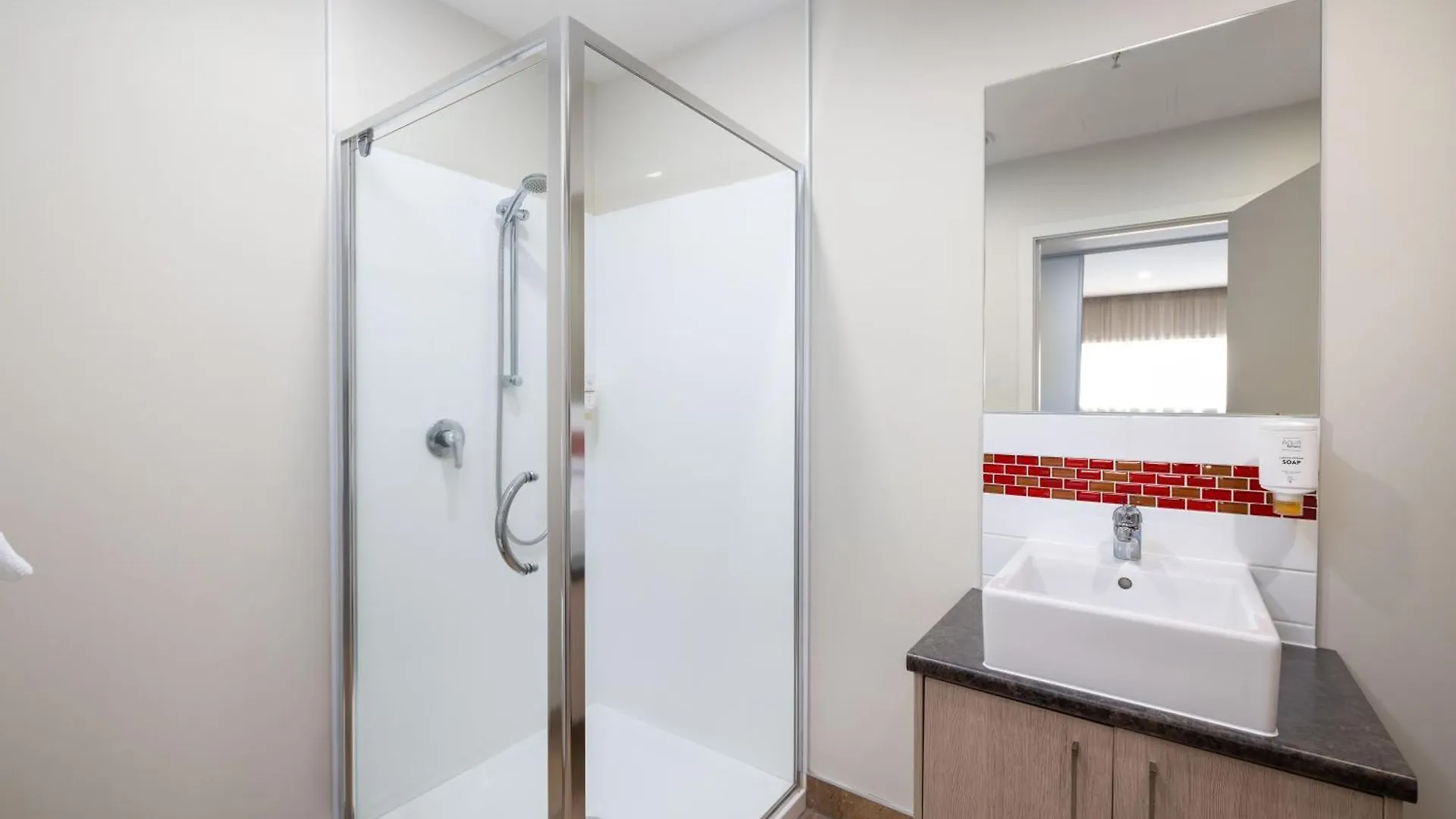 Ramada Suites By Wyndham Christchurch City 4*,